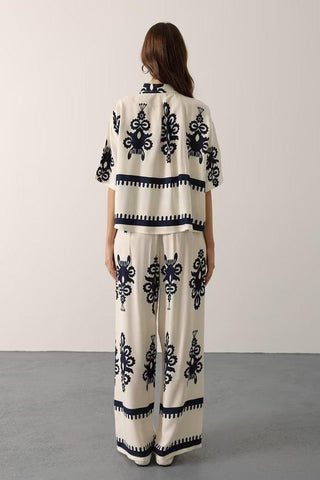 Ensemble chemise ample et pantalon imprimé blanc & bleu marine – KIARA